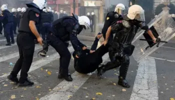 RAI: Tirana në flakë, vijojnë përplasjet mes studentëve dhe policisë: Rama, jep dorëheqjen!