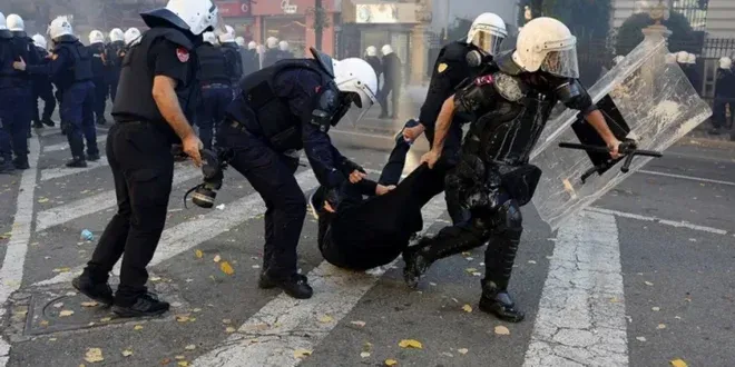 RAI: Tirana në flakë, vijojnë përplasjet mes studentëve dhe policisë: Rama, jep dorëheqjen!