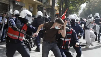 Rama e urdhëron vetë dhe ia ngec policisë: Ne nuk mbajmë përgjegjësi për dhunën policore gjatë protestave