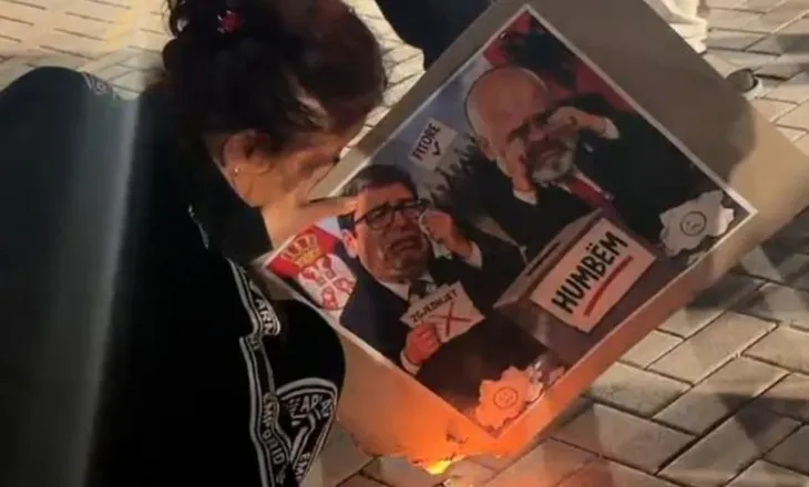 Rama e Vuçiç ‘duke qarë’! Protestuesit djegin pankartën me portretet satirike