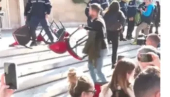 Rama i provokoi/ Studentët thyejnë karriget e kryeministrit në bulevard – Hajdut… jep dorëheqjen