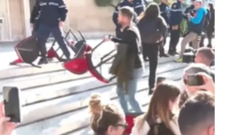 Rama i provokoi/ Studentët thyejnë karriget e kryeministrit në bulevard – Hajdut… jep dorëheqjen