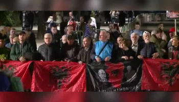 ‘Rama jep dorëheqjen’/ Nis marshimi i qytetarëve nga Sheshi Skënderbej drejt Kryeministrisë