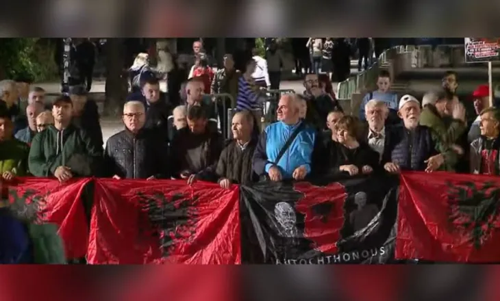 ‘Rama jep dorëheqjen’/ Nis marshimi i qytetarëve nga Sheshi Skënderbej drejt Kryeministrisë