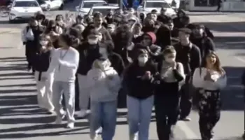 “Rama jep dorëheqjen!”/ Nis marshimi i studentëve të Mjekësisë drejt Ministrisë së Arsimit, policia rreshtohet para godinës