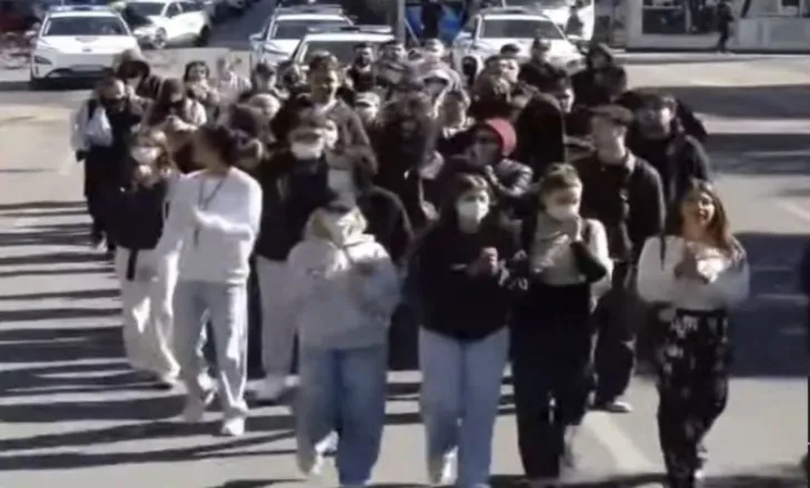 “Rama jep dorëheqjen!”/ Nis marshimi i studentëve të Mjekësisë drejt Ministrisë së Arsimit, policia rreshtohet para godinës