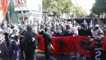 Rama jep dorëheqjen!/ Nis revolta në Shkodër, gjimnazistët bojkotojë mësimin!