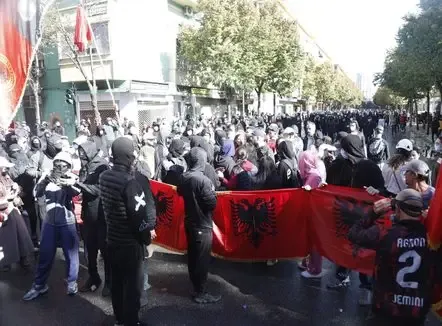 Rama jep dorëheqjen!/ Nis revolta në Shkodër, gjimnazistët bojkotojë mësimin!