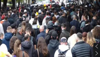 Rama, jep dorëheqjen!”/ Studentët dhe pedagogët vijojnë marshimin drejt Bulevardit. Protesta zhvendoset sërish te Kryeministria
