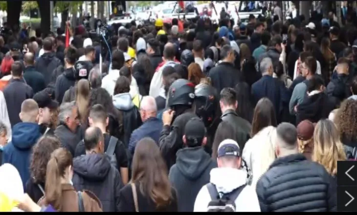 Rama, jep dorëheqjen!”/ Studentët dhe pedagogët vijojnë marshimin drejt Bulevardit. Protesta zhvendoset sërish te Kryeministria