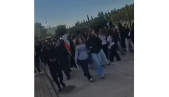 Rama jepe dorëheqjen!’ Gjimnazistët e Kamzës bojkotojnë edhe sot mësimin dhe marshojnë drejt Tiranës