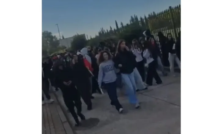 Rama jepe dorëheqjen!’ Gjimnazistët e Kamzës bojkotojnë edhe sot mësimin dhe marshojnë drejt Tiranës
