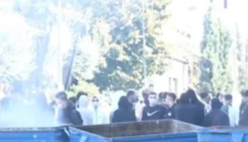 Rama jepe dorëheqjen!’ Gjimnazistët e shkollës ‘Partizani’ bokotojnë mësimin djegin koshat e bllokojnë rrugën