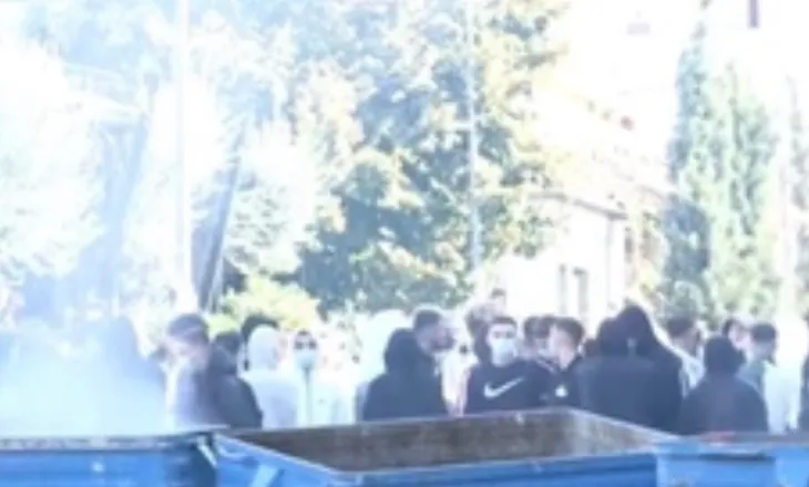 Rama jepe dorëheqjen!’ Gjimnazistët e shkollës ‘Partizani’ bokotojnë mësimin djegin koshat e bllokojnë rrugën