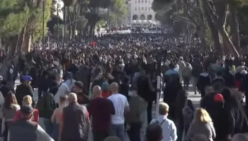 ‘Rama jepe dorëheqjen!’ Opozita dhe mijëra qytetarë në protestë, Policia përgjigjet me gaz lotsjellës e plumba gome