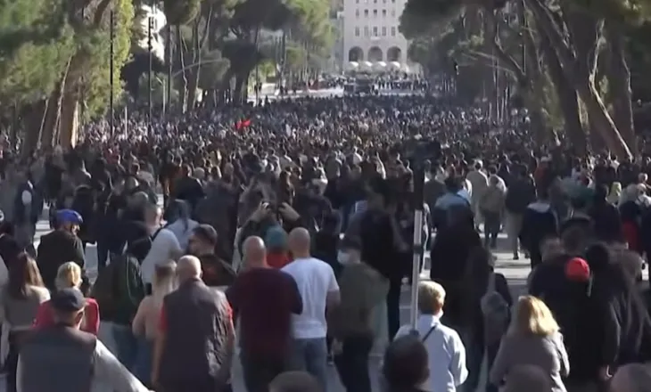 ‘Rama jepe dorëheqjen!’ Opozita dhe mijëra qytetarë në protestë, Policia përgjigjet me gaz lotsjellës e plumba gome