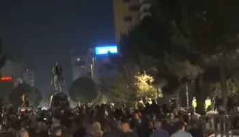 Rama jepe dorëheqjen! Protestuesit zhvendosen tek sheshi ‘Skënderbej’