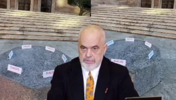 Rama ‘këmbëngul’ për dialog me protestuesit, ‘sofra’ e gurtë sërish para Kryeministrisë!