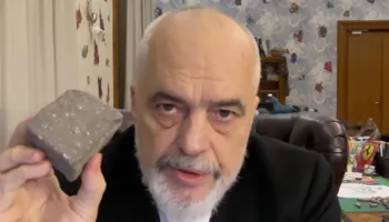 Rama me gur në dorë: Unë nuk e kam të vogël kokën, por shikoni çfarë mund të bëjë kur vjen si gjyle