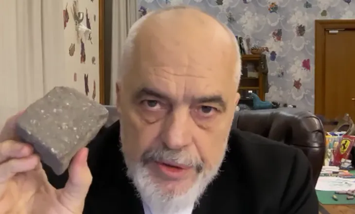 Rama me gur në dorë: Unë nuk e kam të vogël kokën, por shikoni çfarë mund të bëjë kur vjen si gjyle