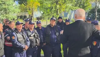 Rama mes efektivëve të policisë: Jeni më të mirët! Durim me të rinjtë, forcë me gurëhedhësit