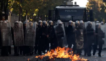 Rama miraton shpërblimin prej 269 mijë lekësh të reja për 2,750 policët që përballen me protestuesit