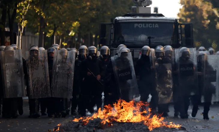 Rama miraton shpërblimin prej 269 mijë lekësh të reja për 2,750 policët që përballen me protestuesit