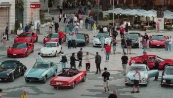Rama ndan pamjet/ Vjeshtë turistike në Gjirokastër, qyteti i gurtë mbushet me makina luksoze