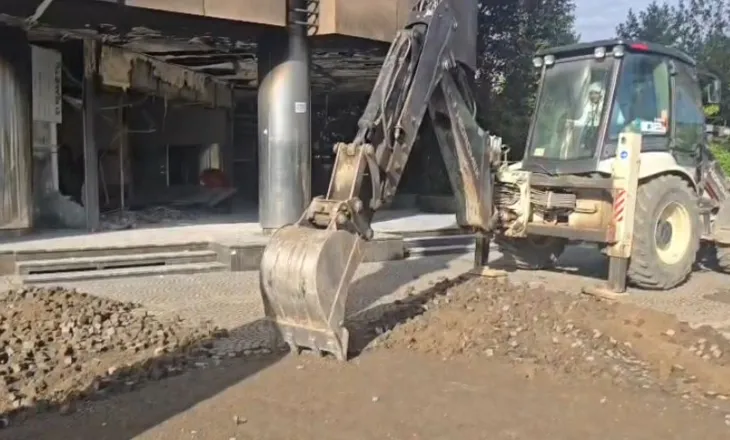 Rama në panik, nxjerr fadromat dhe “zhvesh” Bulevardin nga gurët