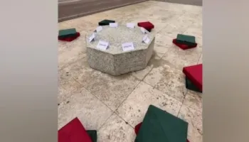 Rama nuk heq dorë nga kërkesa për dialog ndaj protestuesve, vendos tavolinë guri dhe ndenjëse para Kryeministrisë! (VIDEO)
