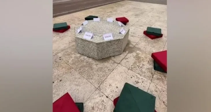 Rama nuk heq dorë nga kërkesa për dialog ndaj protestuesve, vendos tavolinë guri dhe ndenjëse para Kryeministrisë! (VIDEO)
