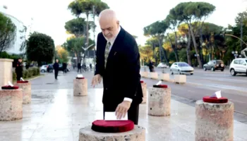 Rama nxjerr sërish ‘gurët’ para Kryeministrisë: Pranoni dialogun ose ju pret burgu!