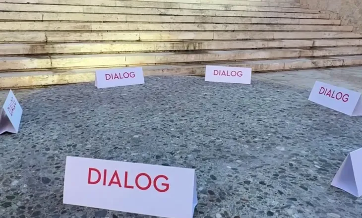 Rama provokon sërish, nxjerr tavolinën prej guri para Kryeministrisë për dialog me studentët
