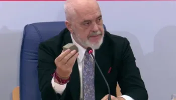 Rama sërish me gur me vete: Ky ndan dy anët e kësaj historie, përcakton ku fillon e drejta e shtetit