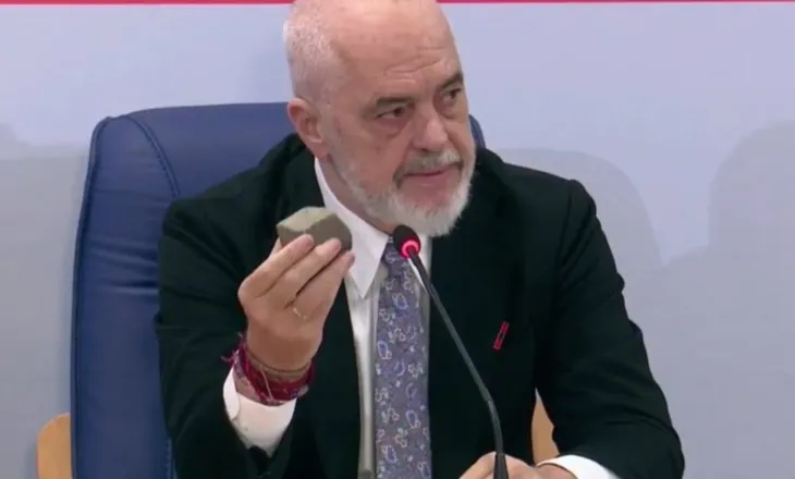 Rama sërish me gur me vete: Ky ndan dy anët e kësaj historie, përcakton ku fillon e drejta e shtetit