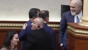 Rama shtypi zërat kritikë brenda PS për hartën e re territoriale, i paralajmëroi me përjashtim