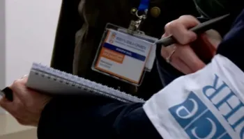 Raporti i ODIHR: Kriza e vazhdueshme politike dhe presioni i votuesve errësojnë zgjedhjet e parakohshme të Serbisë