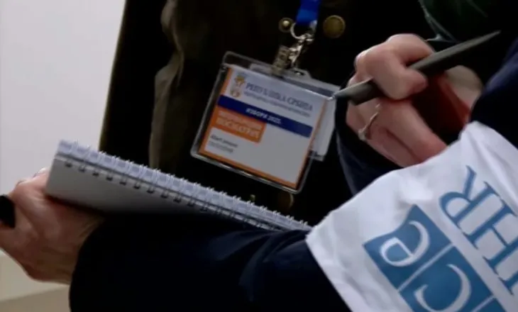 Raporti i ODIHR: Kriza e vazhdueshme politike dhe presioni i votuesve errësojnë zgjedhjet e parakohshme të Serbisë