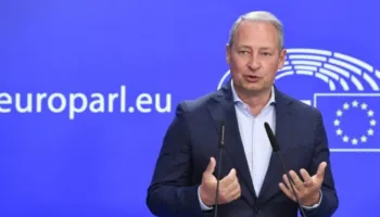 Raportuesi i PE-së për Shqipërinë: Të rinjtë po dalin në rrugë për arsimin, nga Parisi dhe Berlini deri në Tiranë
