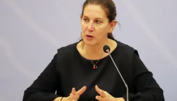 Reagon Mirela Kumbaro: Jam e bindur se studentët nuk mund ta bëjnë kurrësesi shkatërrimin e institucioneve. Kujdesuni për veten dhe mos lejoni që askush t’ju shtyjë drejt akteve të dhunës