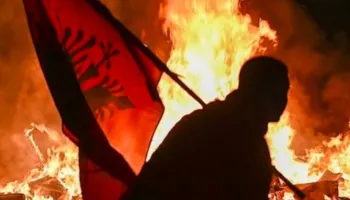 Reagon Policia e Shtetit: Distancohuni nga dhuna, 14 efektivë të lënduar, 35 persona të ndaluar