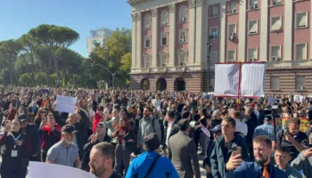 Refuzojnë dialogun, pedagogë dhe studentë sfidojnë kryeministrin poshtë zyrës së tij: Pa dorëheqje s’ka dialog