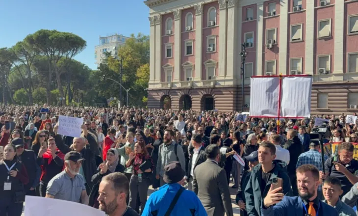 Refuzojnë dialogun, pedagogë dhe studentë sfidojnë kryeministrin poshtë zyrës së tij: Pa dorëheqje s’ka dialog