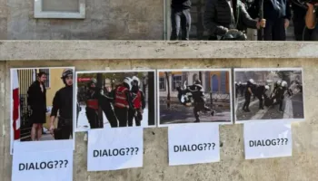 Refuzuan ftesën për dialog, studentët ngjitin në muret e Kryeministrisë fotot e të rinjve të dhunuar nga policia