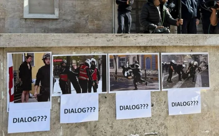 Refuzuan ftesën për dialog, studentët ngjitin në muret e Kryeministrisë fotot e të rinjve të dhunuar nga policia