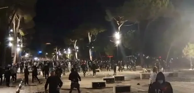 Rëndohet bilanci i dhunës në protestë, shtohet numri i policëve të lënduar! 23 efektivë nën trajtim te Trauma, nën kujdes 5 protestues dhe 1 kalimtar