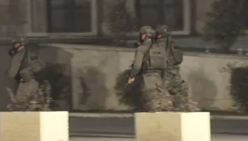 RENEA “zbarkon” në bulevard, rrethon Kryeministrinë (VIDEO)
