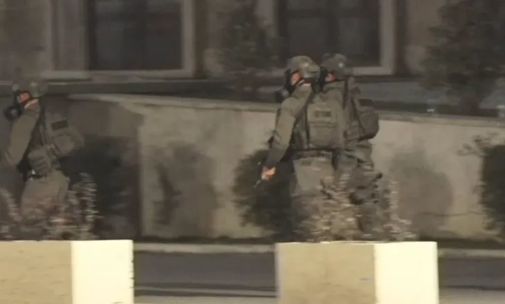 RENEA “zbarkon” në bulevard, rrethon Kryeministrinë (VIDEO)