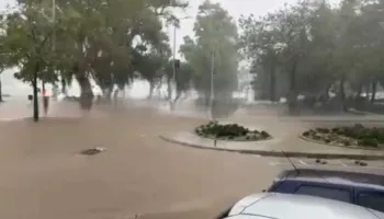 Reshje të dendura shiu në Vlorë, përmbyten disa rrugë, bllokohet segmenti drejt Orikumit
