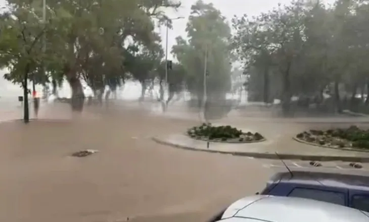 Reshje të dendura shiu në Vlorë, përmbyten disa rrugë, bllokohet segmenti drejt Orikumit